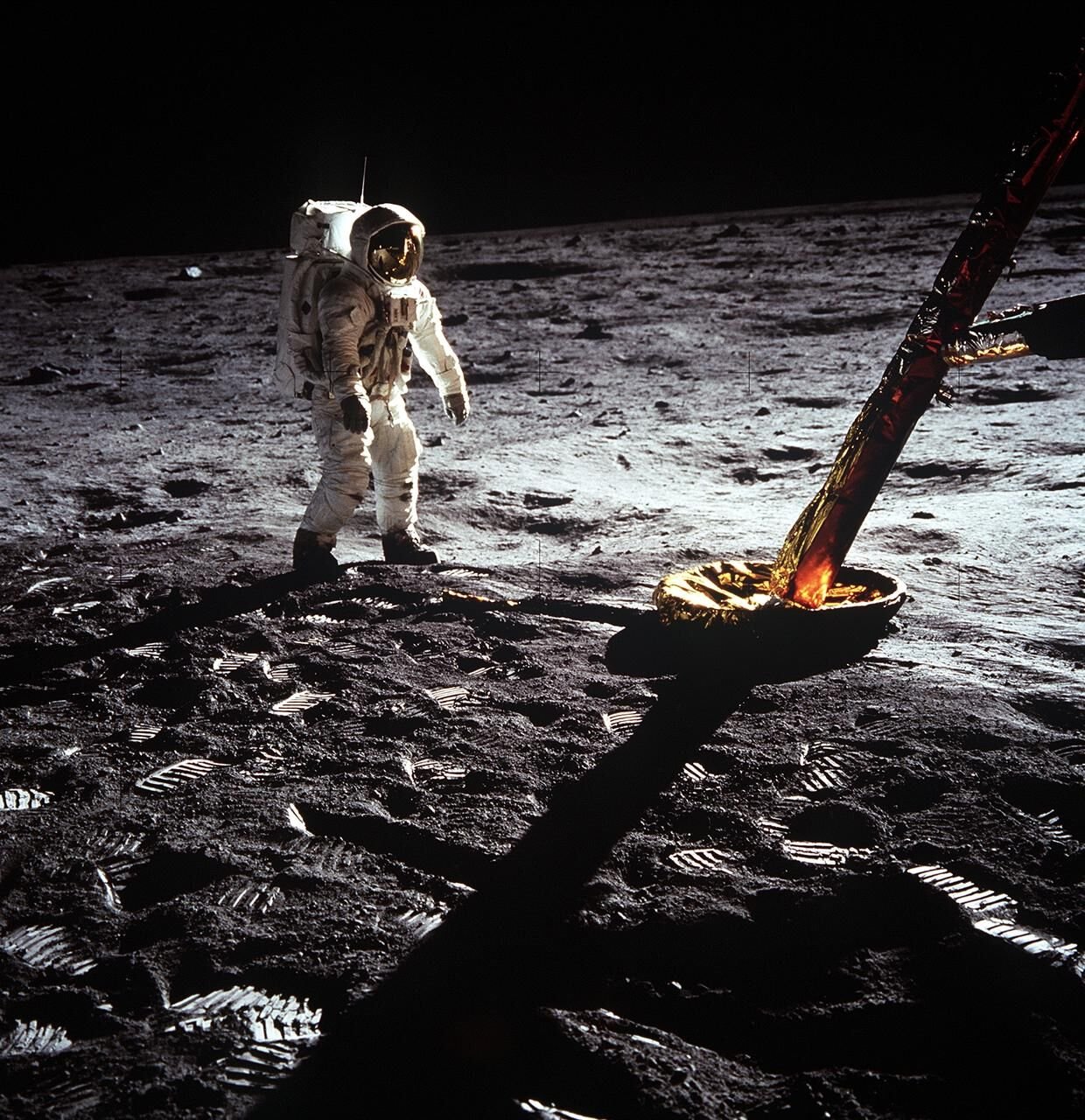 Astronauta Buzz Aldrin caminhando na superfície da Lua