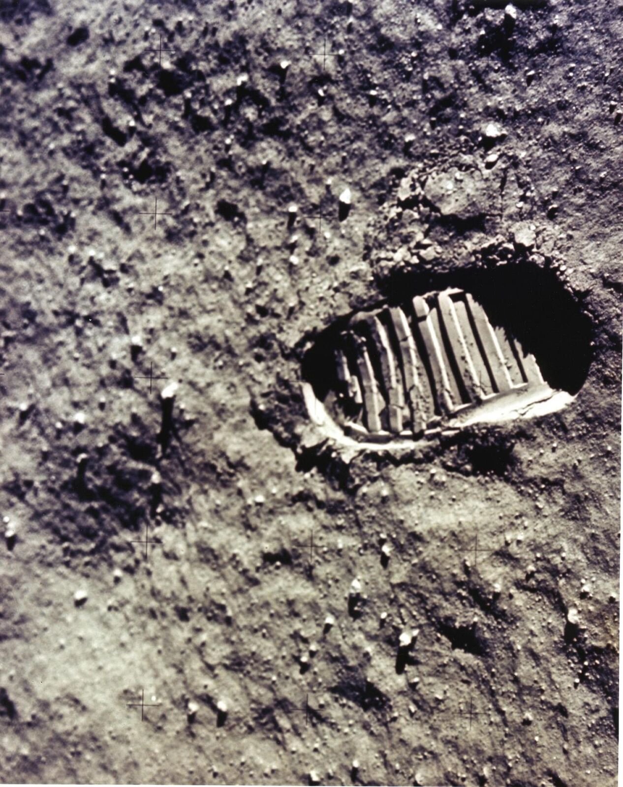 Pegada de bota no solo lunar fino e cinzento