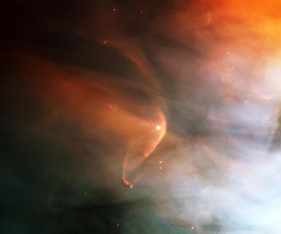 Nebulosa de Órion com uma onda de choque laranja ao redor de uma estrela jovem