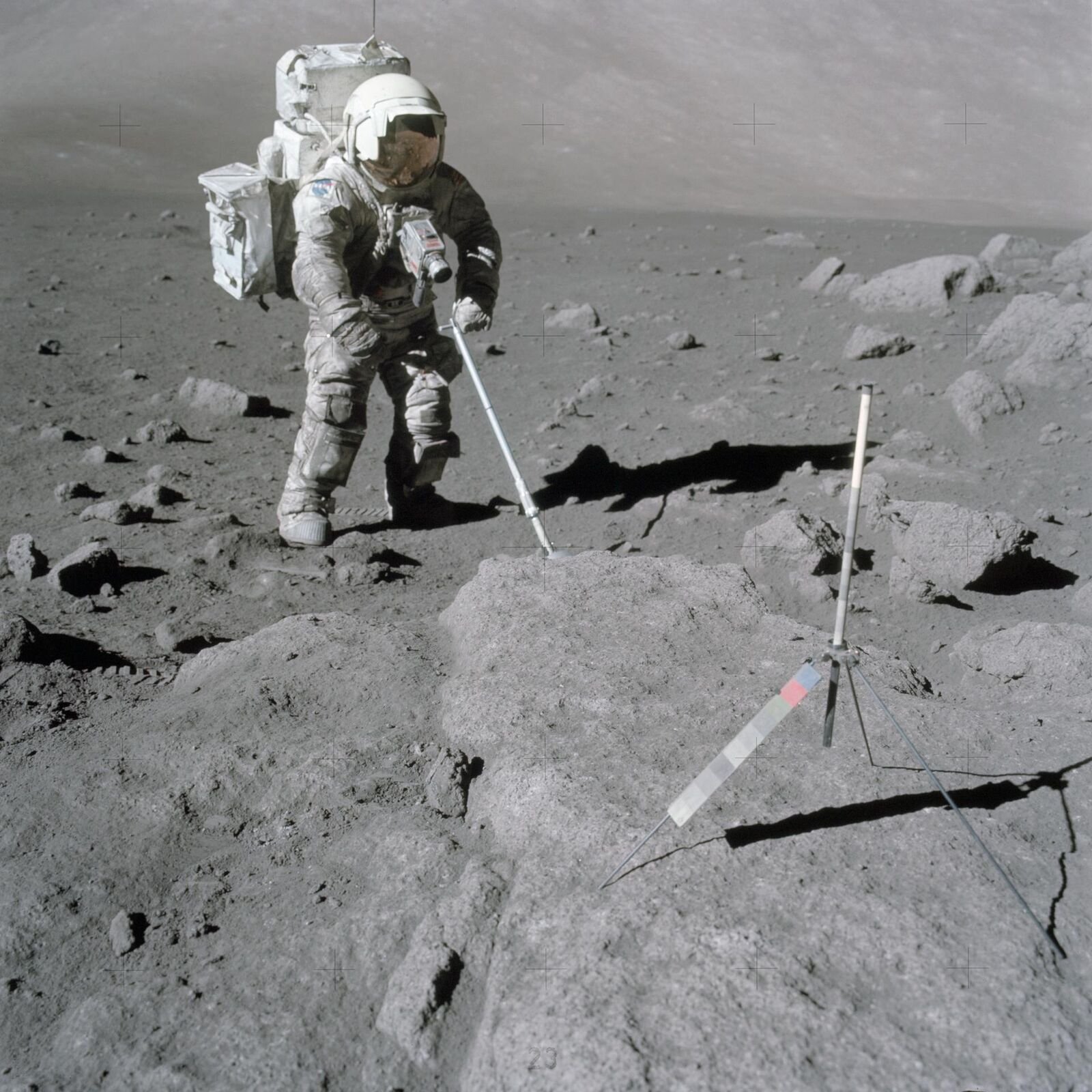 Astronauta Harrison Schmitt coletando amostras do solo lunar com uma pá