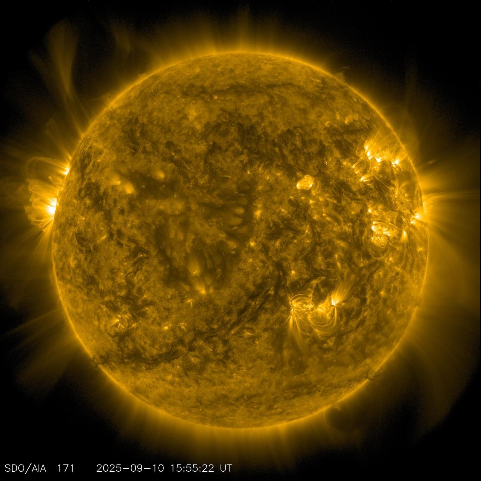O Sol em luz ultravioleta extrema, em tons de dourado, com manchas brilhantes