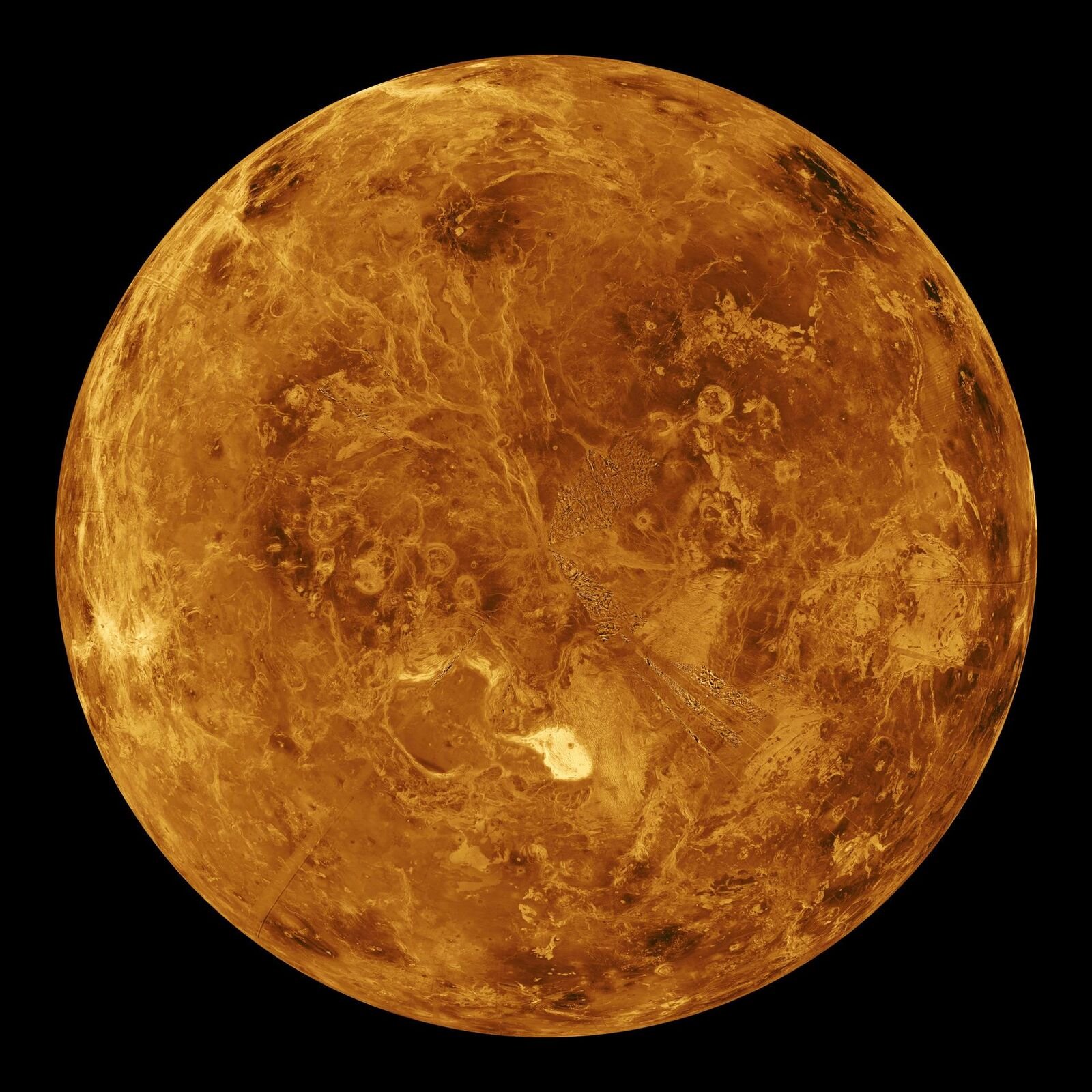 Vênus em tons de laranja e dourado, mostrando o relevo da superfície